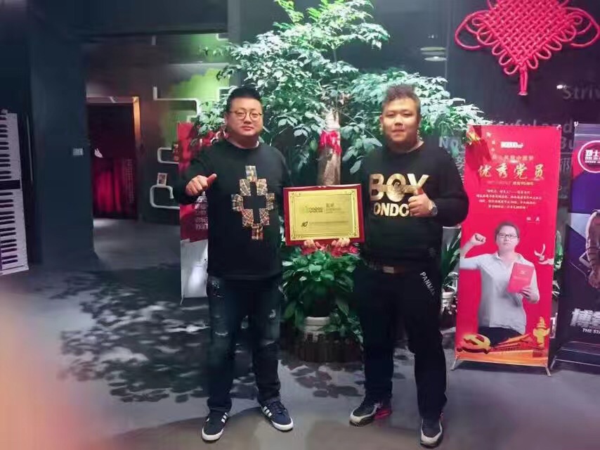 恭喜方先生签约甘肃蜜菓奶茶加盟总代理