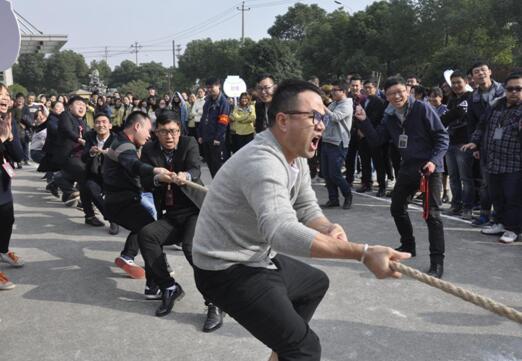 拉拉队的人数可是比拔河选手还多,加油声响彻天空。