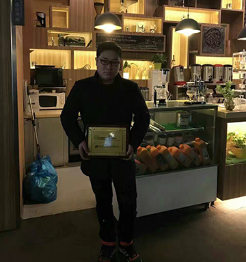 这批客户抓住了蜜菓加盟费调整的较后几天签约