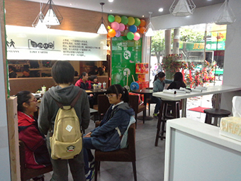 女孩未上过大学,开奶茶店月赚2万