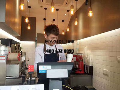 开奶茶店赚钱？是选择自营，还是奶茶加盟？