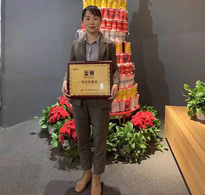 罗女士携爱人签约四川自贡蜜菓加盟店