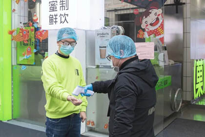 蜜菓员工测体温